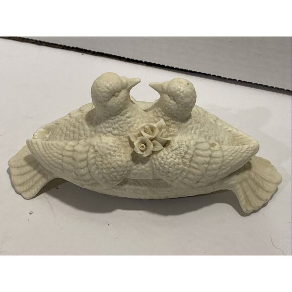 LOVE DOVES WHITE PORCELAIN TRINKET BOX, Birds, Knick Knacks - Picture 1 of 9